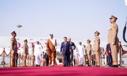 السوداني يستقبل أمير قطر في مطار بغداد الدولي